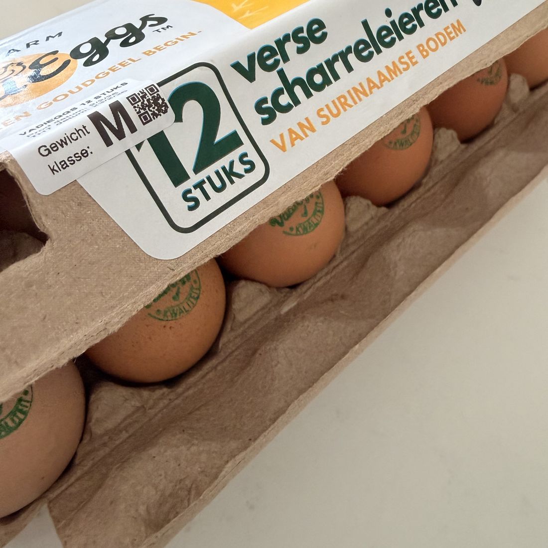Doosje VadiEggs met het etiket met maat en datum, en eieren met het Klasse A-stempel