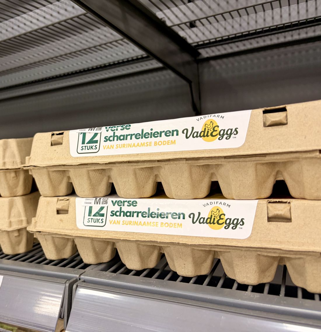 VadiEggs doosjes van 12 in het schap van de supermarkt