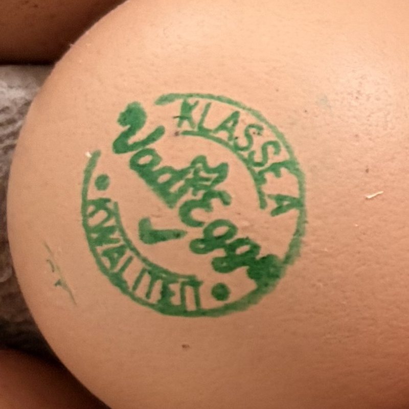 Close-up van het groene Klasse A-stempel van VadiEggs op de eieren